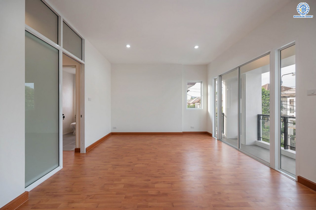 บ้านมือสองตกแต่งใหม่ โครงการ บางกอก บูเลอวาร์ด รามอินทรา แบรนด์ SC Asset เนื้อที่ 58.6 ตร.ว. ฟังก์ชัน 3 ห้องนอน 3 ห้องน้ำ ที่จอดรถ 2 คัน บนทำเลแห่งการเดินทาง เชื่อมต่อถนนรามอินทรา, ถนนรัชดา-รามอินทรา ใกล้จุดขึ้น "ทางด่วนรามอินทรา"  รถไฟฟ้าสายสีชมพู "สถานีวงแหวนรามอินทรา" และ ใกล้ห้างแฟชั่น ไอส์แลนด์